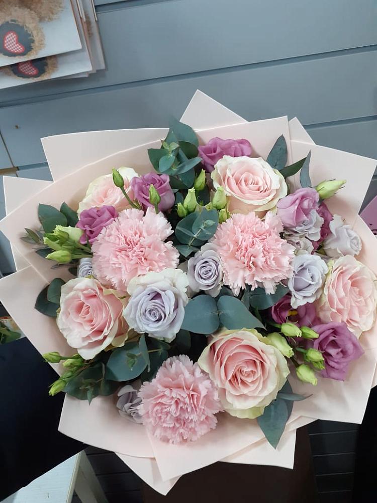 Букет цветов из: Розы, Гвоздики и Лизиантусы в Вахруши